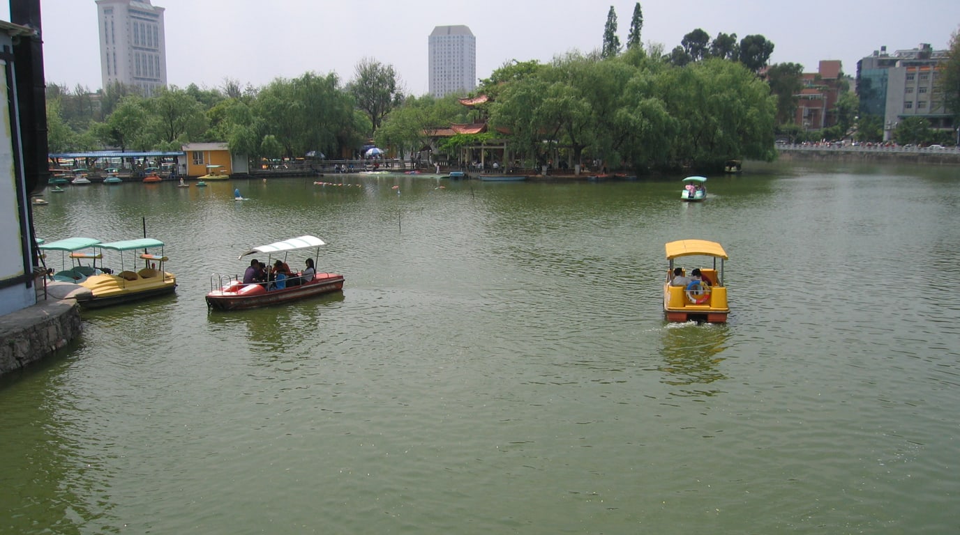 Boats, pavilions, and city life at Green Lake Park in Kunming